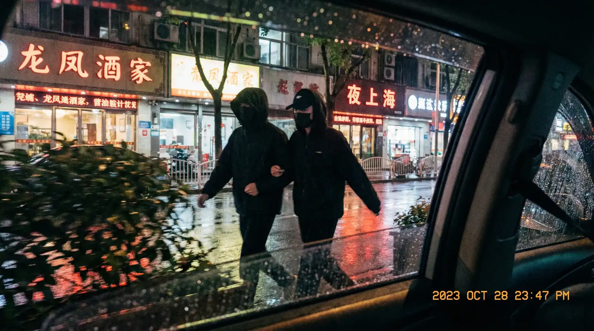 午夜dj 免费 - 顶流明星深夜密会现场抓拍照片